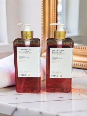 TRULY NWT Strawberry Blossoms Renewing Body Wash Vegan Clean Qty 2 16 Oz Each
